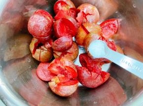 加入1小勺盐腌制几分钟去除一下酸涩味