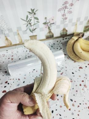 扒掉香蕉外皮！