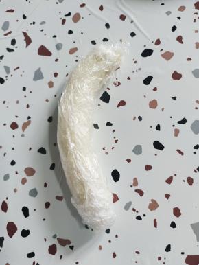 用保鲜膜把扒皮了的香蕉多缠绕几层，密封好！