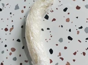 用保鲜膜把扒皮了的香蕉多缠绕几层，密封好！