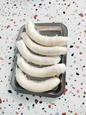 依次把所有的香蕉都用保鲜膜缠住密封好！放入冰箱冷冻2天！