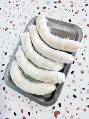 这是已经冷冻了2天的香蕉！（香蕉一定要记得扒皮，用保鲜膜封号再冷冻哦，要不然就会氧化发黑！）