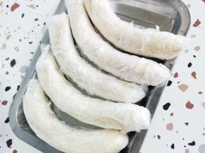 这是已经冷冻了2天的香蕉！（香蕉一定要记得扒皮，用保鲜膜封号再冷冻哦，要不然就会氧化发黑！）