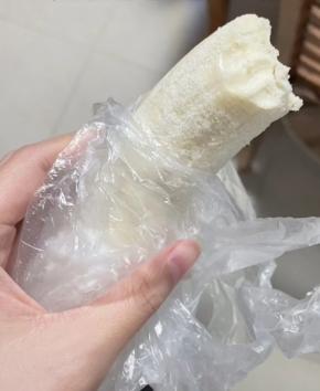 扒掉保鲜膜，咬上一口，软软糯糯的，比冰淇淋还好吃！喜欢的赶紧一起来试试吧！