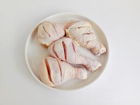 鸡腿洗净，正反两面各划花刀。