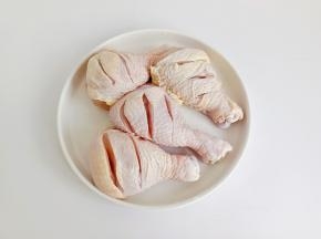 鸡腿洗净，正反两面各划花刀。