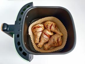 把腌制好的鸡腿放入烤网上。