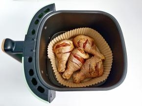 把腌制好的鸡腿放入烤网上。