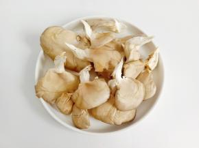 把平菇处理干净。