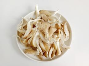 一片平菇撕成三小块。