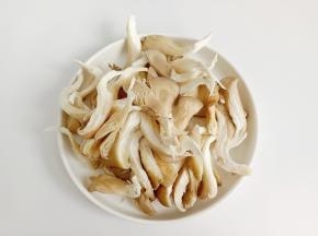 一片平菇撕成三小块。