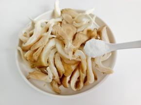 加一勺盐抓拌均匀，腌制出水份。