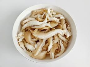 腌制好的平菇放清水里清洗干净。