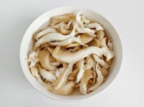 腌制好的平菇放清水里清洗干净。