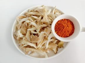 平菇加入烤肉料。