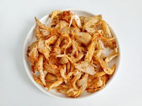 戴上一次性手套拌匀。