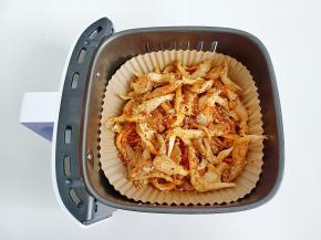 把平菇放入烤网，放空气炸锅炸蔬菜键，160度烤10分钟。