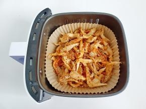 把平菇放入烤网，放空气炸锅炸蔬菜键，160度烤10分钟。