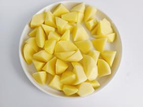 土豆削皮切小块。
