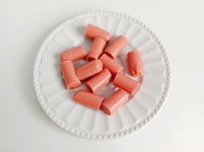 火腿肠打上花刀，切寸段。