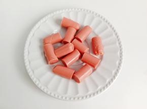 火腿肠打上花刀，切寸段。