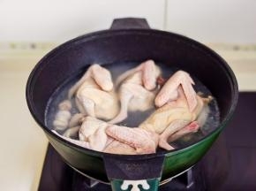 乳鸽清洗干净，一切二焯水，冷水下锅烧开煮5分钟，捞出冲洗干净。