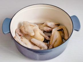 放入铁锅中。