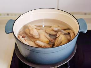 加入适量清水。