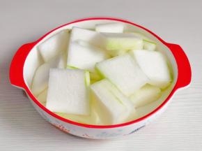 冬瓜去皮去瓤洗净切小块。