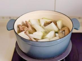 鸽子炖烂后加入冬瓜煮熟。
