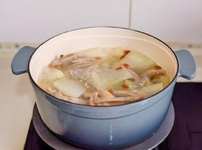 加入枸杞，盐调味即可关火。