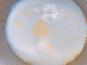 加入牛奶搅拌均匀
