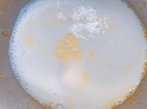加入牛奶搅拌均匀