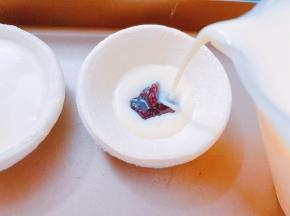 把做好的挞液的分装里蛋挞皮里，9分满做出来比较好看。放入预热好的烤箱中层180度靠30分钟左右
