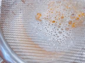把做好的挞液过筛一遍更为细腻