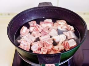 排骨洗净冷水下锅烧开煮3分钟捞出冲洗干净。