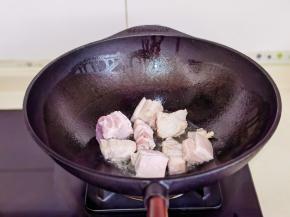 锅中加少许油，加五花肉。