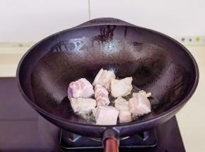 锅中加少许油，加五花肉。