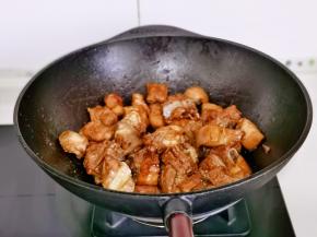 小锅翻炒均匀。