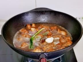 加入开水，冰糖，葱姜蒜，八角桂皮香叶。