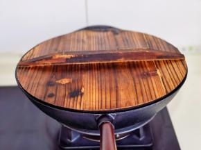 盖上盖子烧开转小火慢炖35分钟。