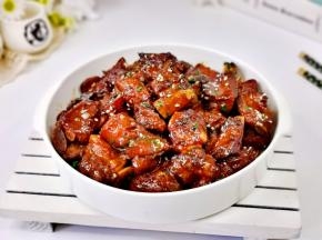 装盘撒葱花芝麻。