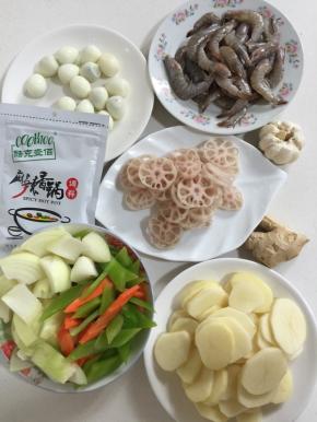 食材大集合：莴笋削皮洗净切成片，洋葱洗净切成块儿，胡萝卜削皮洗净也切成片，藕削皮洗净切成片，土豆削皮洗净切成2厘米左右的片，鹌鹑蛋煮熟后放在冷水里浸一下，剥壳备用，基围虾用剪刀剪去虾头，虾脚，用牙签挑出虾线，蒜瓣，生姜，麻辣香锅调味料备用！（土豆片和藕切好后要放在水里浸泡一下，去掉多余的淀粉，捞出沥干水份备用！）