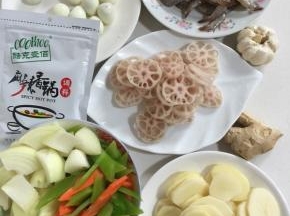 食材大集合：莴笋削皮洗净切成片，洋葱洗净切成块儿，胡萝卜削皮洗净也切成片，藕削皮洗净切成片，土豆削皮洗净切成2厘米左右的片，鹌鹑蛋煮熟后放在冷水里浸一下，剥壳备用，基围虾用剪刀剪去虾头，虾脚，用牙签挑出虾线，蒜瓣，生姜，麻辣香锅调味料备用！（土豆片和藕切好后要放在水里浸泡一下，去掉多余的淀粉，捞出沥干水份备用！）