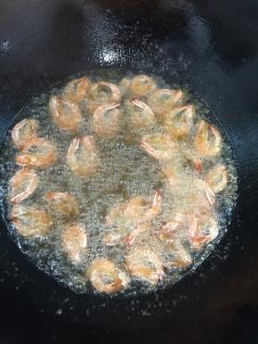 处理好的基围虾也放进油锅里炸至表面金黄色捞出控油备用！