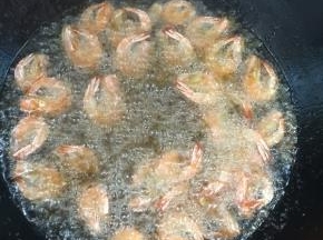 处理好的基围虾也放进油锅里炸至表面金黄色捞出控油备用！