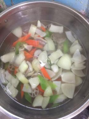 锅中倒入适量的水烧开，加入一勺盐和几滴食用盐，放入藕片煮一分钟后，再放入莴笋，胡萝卜片，洋葱焯水至断生，捞出沥干水份备用！（焯水的时候要先放不容易熟的藕片进去，接着再放容易熟的蔬菜！焯水的时候放入食盐和食用油，可以使蔬菜颜色更加漂亮！）