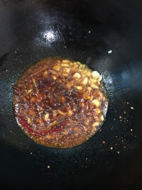 锅烧热倒入适量的油，放入生姜，花椒，干辣椒，蒜瓣和麻辣香锅调料炒出香味！