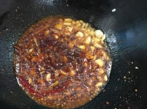 锅烧热倒入适量的油，放入生姜，花椒，干辣椒，蒜瓣和麻辣香锅调料炒出香味！