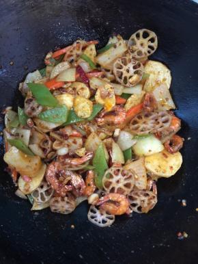 倒入所有处理好的食材翻炒均匀。